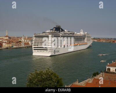 Grand navire de croisière au Canal Giudecca à Venise Banque D'Images