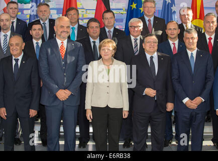 Photo de famille du 28 août 2014 Western Balkans conférence à Berlin : (première rangée, de gauche à droite) Le président du Conseil des ministres de Bosnie et Herzégovine Vjekoslav Bevanda, Premier ministre albanais Edi Rama, la chancelière allemande Angela Merkel, le président de la Commission européenne, Jose Manuel Barroso, et le Premier Ministre kosovar Hashim Thaci. Photo : Tim Meier/dpa de frein Banque D'Images