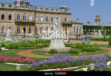 Jardins italiens à Wrest Park, Royaume-Uni ; statues en premier plan avec la demeure majestueuse en arrière-plan. Silsoe, Bedfordshire, Royaume-Uni Banque D'Images