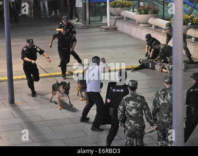 Beijing, Chine. 29 août, 2014. Assister à des policiers un anti-terrorisme percez appelé 'Handling' d'une minute au quartier commercial de Xidan à Beijing, capitale de Chine, le 29 août 2014. Crédit : Li Wen/Xinhua/Alamy Live News Banque D'Images