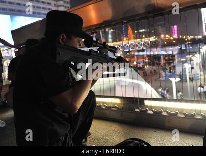 Beijing, Chine. 29 août, 2014. Un policier assiste à un exercice anti-terroriste nommé "Handling' d'une minute au quartier commercial de Xidan à Beijing, capitale de Chine, le 29 août 2014. Crédit : Li Wen/Xinhua/Alamy Live News Banque D'Images