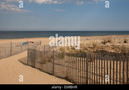 Rehoboth beach, DE - 3 mai 2014 : une plage de chemin mène à la plage. Banque D'Images