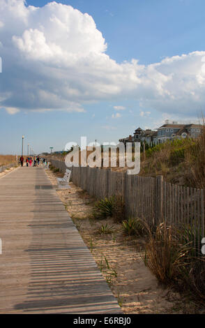 Rehoboth beach, DE - 3 mai 2014 : La promenade s'étend de la ville de Rehoboth Beach pour les zones résidentielles. Banque D'Images