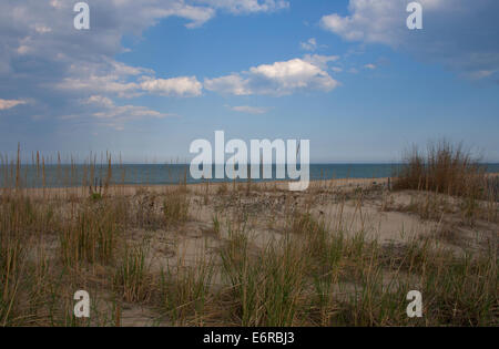 Rehoboth beach, DE - 3 mai 2014 : une vue de la plage à travers les dunes. Banque D'Images