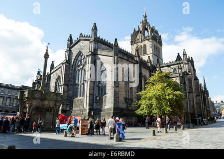 Toruists à l'extérieur de la cathédrale St Giles sur le Royal Mile Edinburgh Banque D'Images