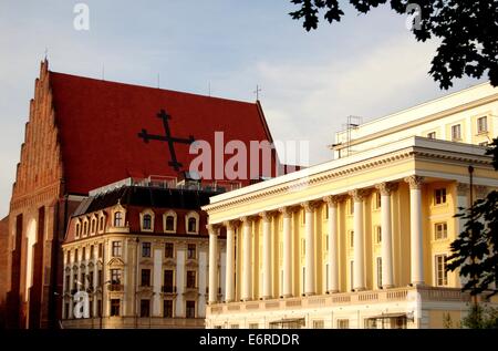 WROCLAW, POLOGNE : l'église des Saints 1351, Venceslas Stanislaw, et Dorothy (à gauche) et de couleur citron pâle de l'opéra de Wroclaw Banque D'Images