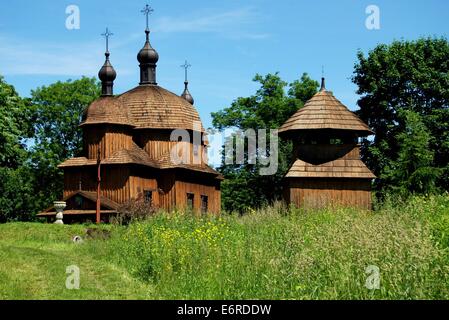 LUBLIN, POLOGNE : 1759 Saint Nicolas église orthodoxe grecque et petit beffroi en bois au Musée ethnographique régional Banque D'Images