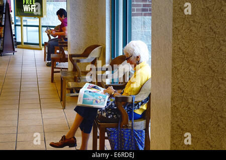 Les femmes dans la lecture de revues librairie Barnes and Noble, Clark, NJ Banque D'Images