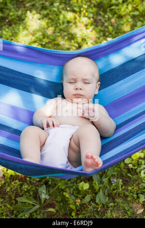 Bébé dans un hamac à l'extérieur de jour une nef pan Banque D'Images