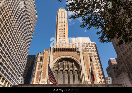 L'église de Saint Bartholomé, Park Avenue, General Electric Building derrière, Manhattan, New York City, New York, USA Banque D'Images