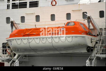 CALAIS, FRANCE.-SÉCURITÉ EN MER-PASSAGER SAUVETAGE SUR LE CROSS CHANNEL FERRY BERLIOZ. PHOTO:JONATHAN EASTLAND/AJAX Banque D'Images