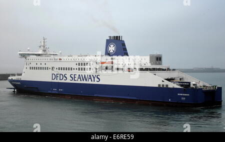 Douvres, en Angleterre.- CROSS CHANNEL VOITURE ET FERRY DFDS Seaways passager arrivant. PHOTO:JONATHAN EASTLAND/AJAX Banque D'Images