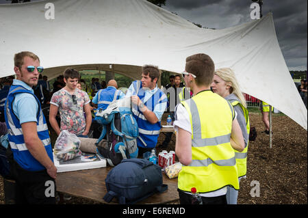 Stow Maries, au Royaume-Uni. 29 août 2014. Vérification de sécurité sacs à l'Brownstock festival. L'Brownstock Festival célèbre son 10e anniversaire. Credit : Gordon 1928/Alamy Live News Banque D'Images