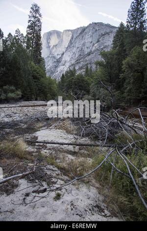 Los Angeles, Californie, USA. 25 août, 2014. Yosemite Yosemite Falls Creek en dessous est à sec dans la vallée Yosemite le 25 août 2014 dans le Parc National de Yosemite, en Californie. © Ringo Chiu/ZUMA/Alamy Fil Live News Banque D'Images