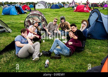 Stow Maries, au Royaume-Uni. 29 août 2014. Un groupe de festivaliers au festival Brownstock. L'Brownstock Festival célèbre son 10e anniversaire. Credit : Gordon 1928/Alamy Live News Banque D'Images