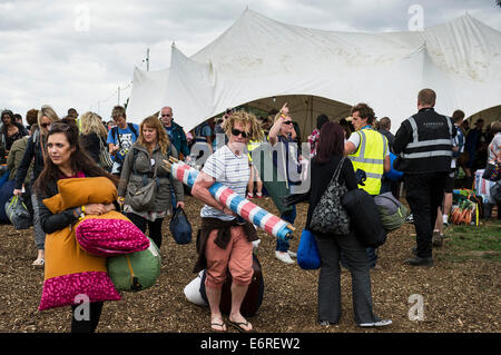 Stow Maries, au Royaume-Uni. 29 août 2014. Heureux festivaliers entrant le Brownstock festival. L'Brownstock Festival célèbre son 10e anniversaire cette année. Credit : Gordon 1928/Alamy Live News Banque D'Images