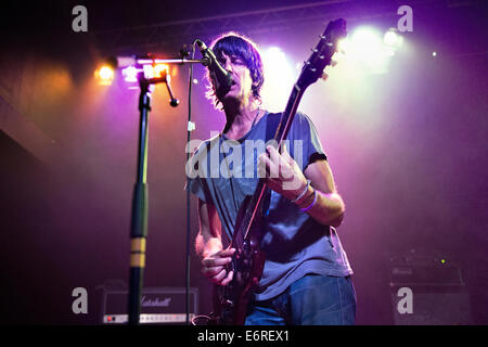 Nottingham, Royaume-Uni. 28 août, 2014. Groupe de rock indépendant américain Stephen Malkmus & The Jicks, en concert à Nottingham Chambres de sauvetage, Nottingham, au Royaume-Uni. Leader du groupe Stephen Malkmus au micro. Crédit : John Bentley/Alamy Live News Banque D'Images