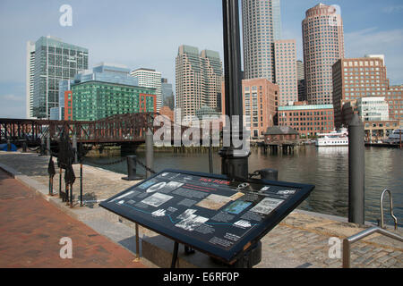 Massachusetts, Boston. Le centre-ville de toits de la ville et du front de mer vue depuis la jetée du ventilateur. Loisirs Harborwalk historique à South Boston. Banque D'Images