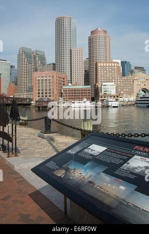 Massachusetts, Boston. Le centre-ville de toits de la ville et du front de mer vue depuis la jetée du ventilateur. Loisirs Harborwalk historique à South Boston. Banque D'Images