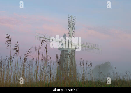 Moulin de Drainage Hardley, rivière Yare, Norfolk Broads, juin. À l'aube. Banque D'Images