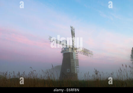 Moulin de Drainage Hardley, rivière Yare, Norfolk Broads, juin. À l'aube. Banque D'Images