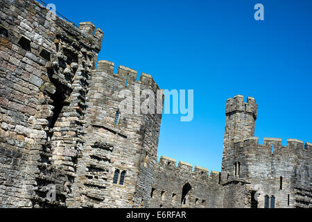 Les murs du château de Caernarfon dans le Nord du Pays de Galles Banque D'Images