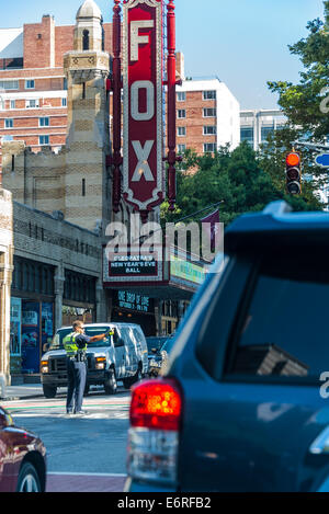 Le légendaire Fox Theatre, un lieu d'événements majeurs marquant sur Peachtree Street, dans Midtown Atlanta, Georgia, USA. Banque D'Images