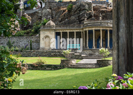 Vue panoramique sur les jardins et les bâtiments à Portmeirion dans le Nord du Pays de Galles Banque D'Images