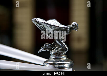 Rolls Royce classique avec la célèbre dame de vol lent mascot Banque D'Images