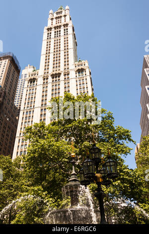Woolworth Building, 233 Broadway, extraite du City Hall Park, Manhattan, New York City, New York, USA Banque D'Images