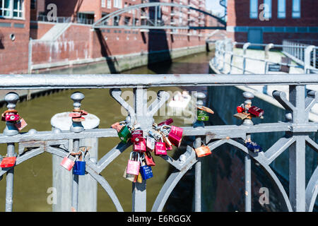 Hambourg, Allemagne - le 19 juillet 2014 : l'amour , sur un pont de Speicherstadt (Hafencity) le 19 juillet 2014 à Hambourg, Allemagne. E Banque D'Images