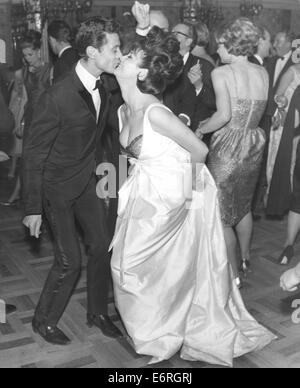 Nov 8, 1963 - Londres, Angleterre, Royaume-Uni - 19 ans DIANE WESTBURY (alias DIANE HICHINBOTHAM) semble insouciante comme elle danse avec LIONEL BLAIR, le danseur et chorégraphe, au bal donné pour les concurrents de Miss Monde au Café de Paris à Londres. Elle n'a pas lieu dans les 5 premiers au concours. Elle a été finaliste en tant que Miss Angleterre dans le concours de beauté Miss International à Long Beach, Californie, États-Unis (Image Crédit : © Keystone Photos/ZUMAPRESS.com) Banque D'Images