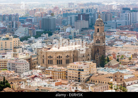 Vue sur Ville de Castillo de Gibralfaro vers cathédrale de Málaga, Costa del Sol, Andalousie, Espagne, Europe. Banque D'Images