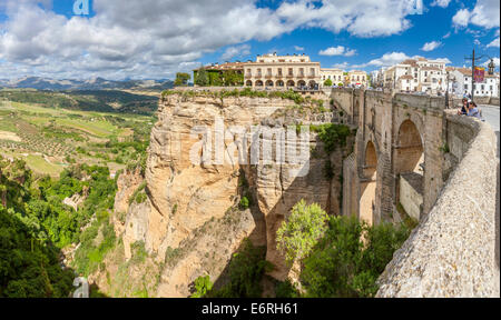 Le pont Puente Nuevo sur la rivière Guadalevín dans la gorge El Tajo, Ronda, Malaga province, Andalusia, Spain, Europe. Banque D'Images