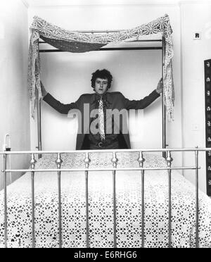 London, UK, UK. 2Nd Oct, 1970. DONOVAN (DONOVAN LEITCH, né PHILIPS 10 mai 1946) est un chanteur, compositeur et guitariste. Il a développé un style distinctif et éclectique qui mélange folk, jazz, pop, musique psychédélique, et la musique du monde (notamment calypso). Photo - Maida Vale, Paddington, Londres, Angleterre - musicien chanteur DONOVAN, 19 ans, de détente à Maida Vale accueil derrière son lit en laiton victorien avec dentelle crochetée canopée. © Keystone Photos/ZUMAPRESS.com/Alamy Live News Banque D'Images