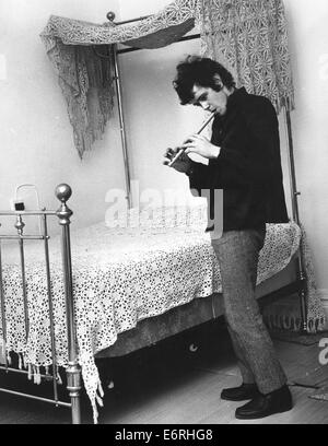 London, UK, UK. 2Nd Oct, 1970. DONOVAN (DONOVAN LEITCH, né PHILIPS 10 mai 1946) est un chanteur, compositeur et guitariste. Il a développé un style distinctif et éclectique qui mélange folk, jazz, pop, musique psychédélique, et la musique du monde (notamment calypso). Photo - Maida Vale, Paddington, Londres, Angleterre - musicien chanteur DONOVAN, 19 ans, de détente à Maida Vale accueil lecture d'un morceau de la sagesse populaire sur un instrument à vent flûte traversière flûte à côté de son lit en laiton victorien avec dentelle crochetée canopée. © Keystone Photos/ZUMAPRESS.com/Alamy Live News Banque D'Images