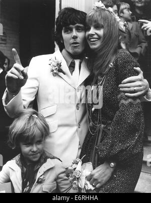 London, UK, UK. 2Nd Oct, 1970. DONOVAN (DONOVAN LEITCH, né PHILIPS 10 mai 1946) est un chanteur, compositeur et guitariste. Il a développé un style distinctif et éclectique qui mélange folk, jazz, pop, musique psychédélique, et la musique du monde (notamment calypso). Photo - Chanteur musicien DONOVAN épouse Lynda LAWRENCE, ancienne petite amie de feu Brian Jones des Rolling Stones. Donovan avec sa nouvelle épouse Lynda et son fils de six ans, Julian par Brian Jones des Rolling Stones qui est mort l'année dernière. © Keystone Photos/ZUMAPRESS.com/Alamy Live News Banque D'Images