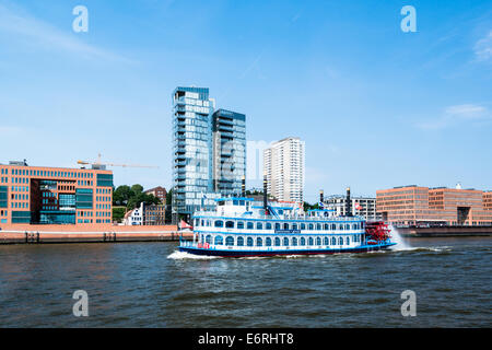 Hambourg, Allemagne - 21 juillet 2014 : La célèbre remake d'un bateau à aubes de la Louisiane est le port de croisière 4 étoiles en face de la n Banque D'Images