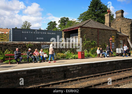 Les touristes sur la Gare de Goathland plate-forme, Yorkshire du Nord, North York Moors National Park, Angleterre, Royaume-Uni. Banque D'Images
