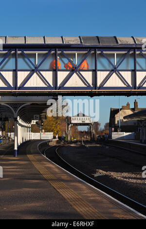 La gare de Selby, il y a des hommes en orange étaient sur le pont. Banque D'Images
