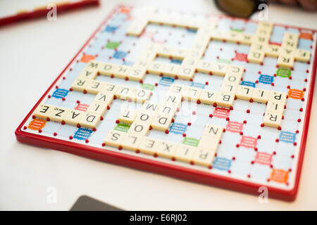 Une photo d'une carte presque pleine de Scrabble mots Banque D'Images