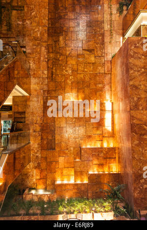 L'atrium intérieur Trump Tower, 725 Fifth Avenue, Manhattan, New York City, New York, USA Banque D'Images