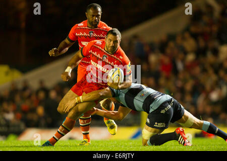 Leicester, Royaume-Uni. 29 août, 2014. Leicester Tigers contre les Cardiff Blues. Robert Barbieri (Cardiff Blues) porte la balle. Credit : Action Plus Sport/Alamy Live News Banque D'Images