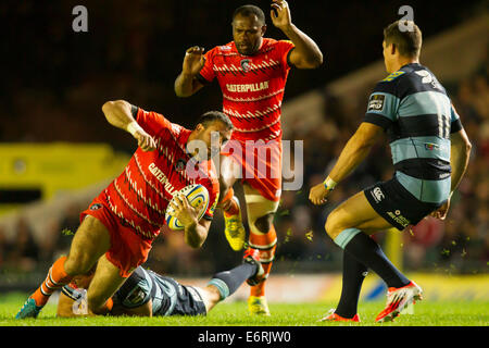 Leicester, Royaume-Uni. 29 août, 2014. Leicester Tigers contre les Cardiff Blues. Robert Barbieri (Leicester Tigers) est abordé. Credit : Action Plus Sport/Alamy Live News Banque D'Images