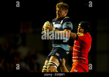 Leicester, Royaume-Uni. 29 août, 2014. Leicester Tigers contre les Cardiff Blues. Josh Turnbull (Cardiff Blues) prend la balle à une ligne sous la pression de Sebastian de Chaves (Leicester Tigers). Credit : Action Plus Sport/Alamy Live News Banque D'Images