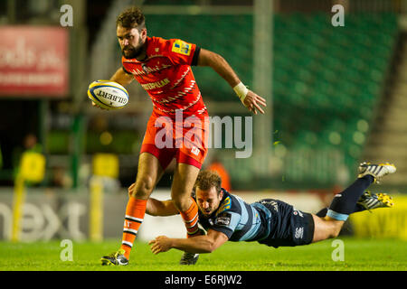 Leicester, Royaume-Uni. 29 août, 2014. Leicester Tigers contre les Cardiff Blues. Niall Morris (Leicester Tigers) glisse au-delà de la défense de Cardiff. Credit : Action Plus Sport/Alamy Live News Banque D'Images