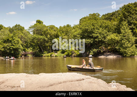 Les touristes du bateau sur le lac de Central Park, Central Park, Manhattan, New York City, New York, USA Banque D'Images