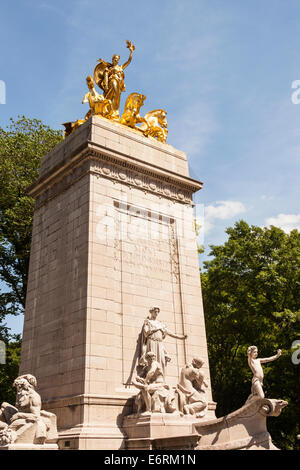 Monument du Maine, à l'extérieur de la porte des marchands, Central Park, Manhattan, New York City, New York, USA Banque D'Images