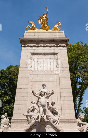 Monument du Maine, à l'extérieur de la porte des marchands, Central Park, Manhattan, New York City, New York, USA Banque D'Images