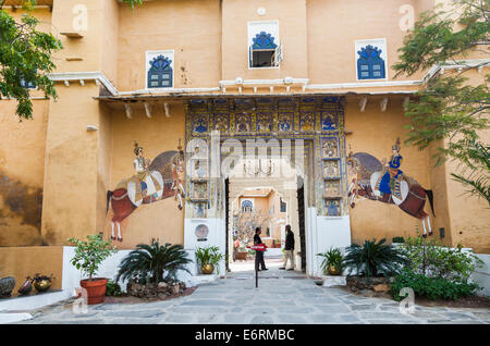 Porte d'entrée de l'hôtel Deogarh Mahal à Deogarh, Rajasthan, Inde avec des peintures murales colorées Banque D'Images